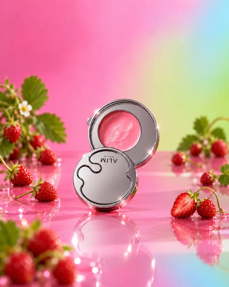 ALIM Lip Grip aperto con balm rosa su set fotografico rosa